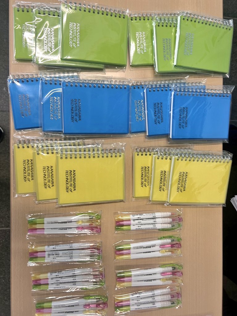 K1号館1階ではアンケートに答えてもらった方にグッズを配ってます🎁✨️

ぜひ、アンケートに答えてグッズと交換していってください！！
いろんなグッズがあります！

#神奈川工科大学
#KAIT
#オープンキャンパス