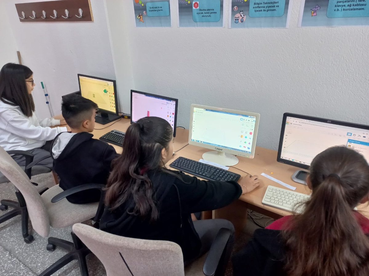 75_atabey's tweet image. Codeweek Haftası etkinlikleri kapsamında Bilişim Teknolojileri Öğretmeni ve Yeğitek Okul Sorumlusu Taha MUTLU ile 7. sınıf öğrencilerimiz tinkercad ile 3d çizim etkinliği yaptı. #mebyegitek #YeşilVatan #codeweek #codeweekturkiye @recai_ocak @atabeymem32 @ispartamem @mebtegm