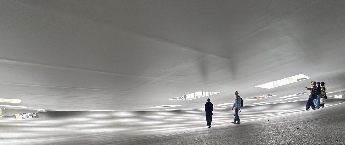 KAIT広場では幻想的な建物の中でのんびりとゆっくりすることができます。

おもしろいデザインとなっているので、是非見てみてください😽🎶

#神奈川工科大学
#KAIT
#オープンキャンパス