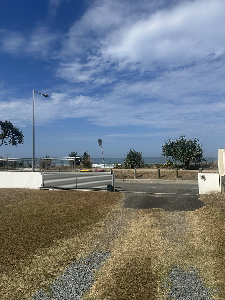 I made it! First week stop is Gold Coast 🇦🇺 

Beach right in front of the house 😎