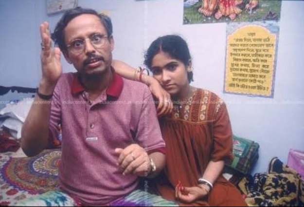 kumarharesh's tweet photo. #चाराचोर की भक्ति में लीन यह महिला #जेएनयू से पढ़ी है। आरक्षण के बूते एडमिशन हो गया,लेकिन अक्ल नहीं।अक्ल होती ती #9वींफेल के लिए दिहाड़ी पर काम नहीं करती।#महिला होने का फायदा उठाती है। इसे कुछ नहीं आता है,किसी से #तर्कपूर्ण बात नहीं कर सकती। #BiharElections #BiharPolitics #Modi75 https://t.co/YRWguUD6Wo