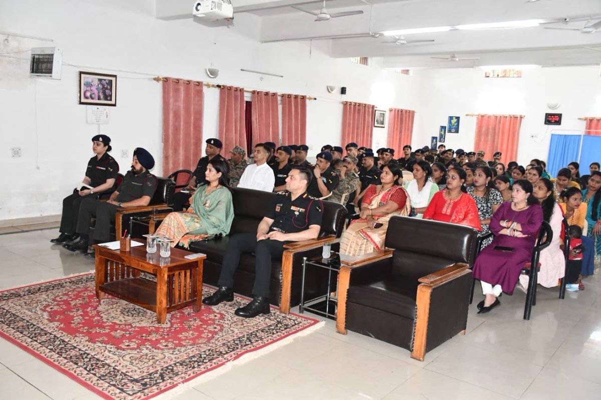 dgafms_mod's tweet image. On #WorldMentalHealthDay 2025, #GoldenKey #CombatHealers conducted an engaging lecture, interactive session, and poster exhibition on “Access to Services – Mental Health in Catastrophes and Emergencies.” Personnel and families participated, gaining insights on stress management,…
