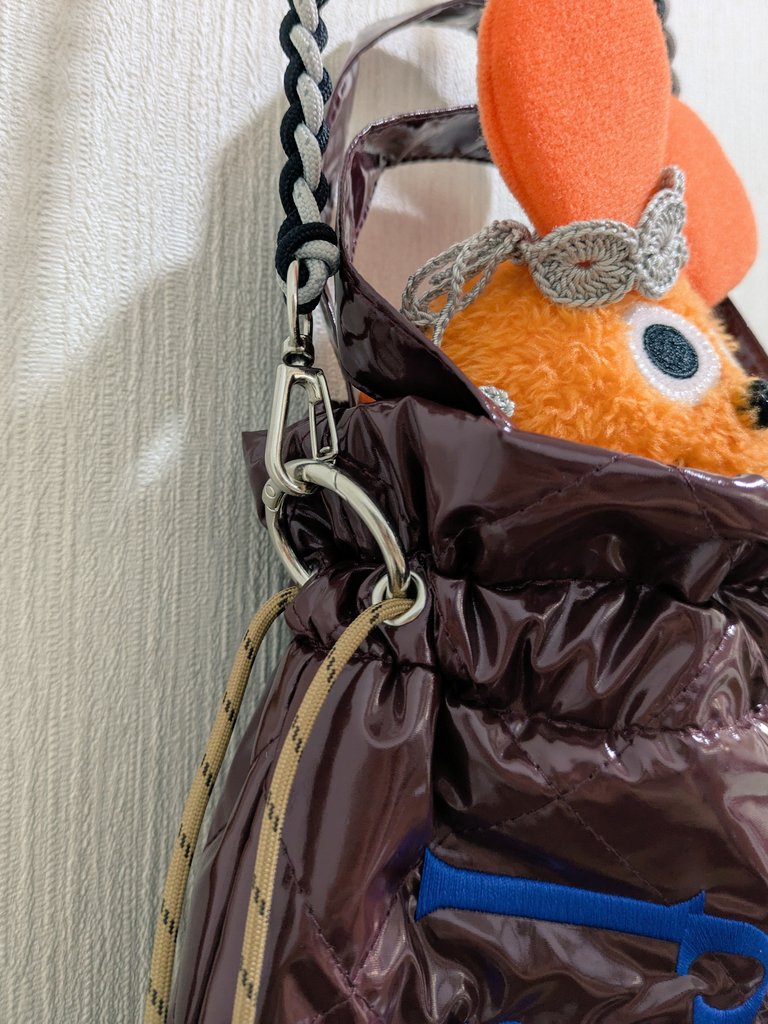 ここにカラビナ(私はセリアで丸いカラビナ買いました！)を通すと、ストラップが付けられるのでショルダーにできます☝️
ただ、耐荷重などはどんなもんか分からないので自己責任で…🙂‍↕️
フレデリックのグッズかわいすぎて天才。