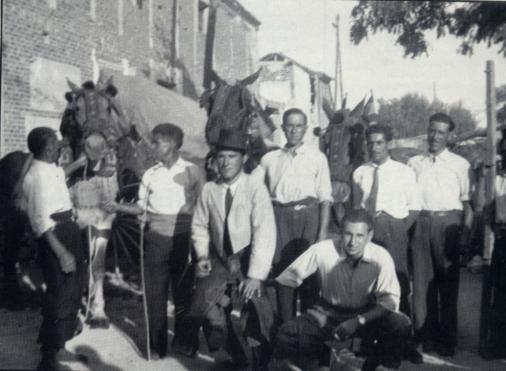 orgullomostoles's tweet photo. ¡Buenos días Móstoles! Década de los 50. Los mulilleros, elegantes y con orgullo, posaban antes de sacar los toros de la plaza. Aquellas tardes de fiesta y polvo en el aire eran parte del alma del pueblo. ¿Alguien recuerda a alguno de ellos o vivió una escena parecida? https://t.co/5AbuzzRBWl