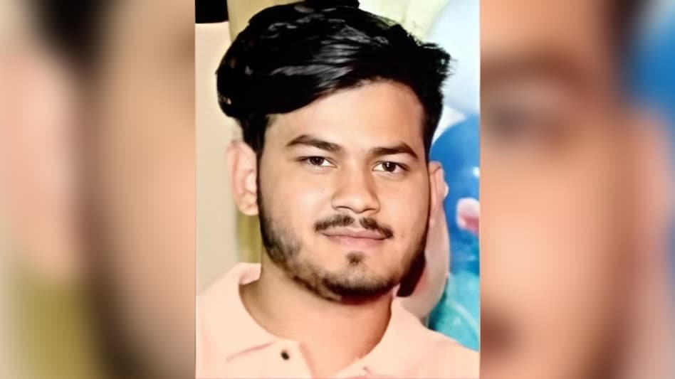 इंटरनल ब्लीडिंग, ट्रॉमाटिक शॉक... कांस्टेबलों की पिटाई में मारे गए छात्र की PM रिपोर्ट में चौंकाने वाले खुलासे

मध्य प्रदेश की राजधानी भोपाल में दो पुलिस कांस्टेबलों ने 22 साल के एक छात्र की पिटाई कर दी. जिससे छात्र को उल्टियां होने लगी. उसके दोस्तों ने उसे अस्पताल पहुंचवाया.