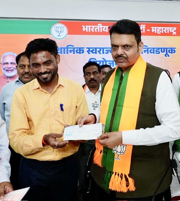 Devendra_Office's tweet image. मुख्यमंत्री देवेंद्र फडणवीस यांना भरत हिरालाल राऊत यांनी अतिवृष्टीग्रस्तांसाठी &apos;मुख्यमंत्री सहाय्यता निधी&apos;मध्ये ₹25,000 देणगीचा धनादेश सुपूर्द केला. यावेळी मुख्यमंत्री फडणवीस यांनी त्यांचे आभार मानले!

@Dev_Fadnavis
#Maharashtra #DevendraFadnavis #CMReliefFund
