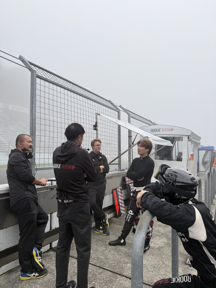 ROOKIE_Racing_'s tweet image. 濃霧によりディレイです🌁

どのくらい凄いかというと...
このくらいです⬇️（全然前見えない😶‍🌫️）

#ルーキーレーシング
#SFormula
