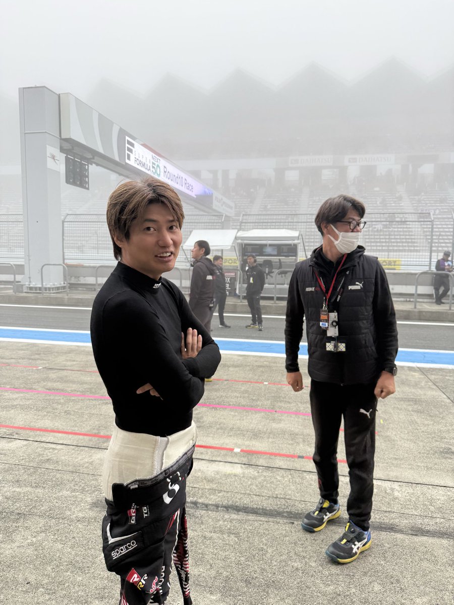 ROOKIE_Racing_'s tweet image. 濃霧によりディレイです🌁

どのくらい凄いかというと...
このくらいです⬇️（全然前見えない😶‍🌫️）

#ルーキーレーシング
#SFormula