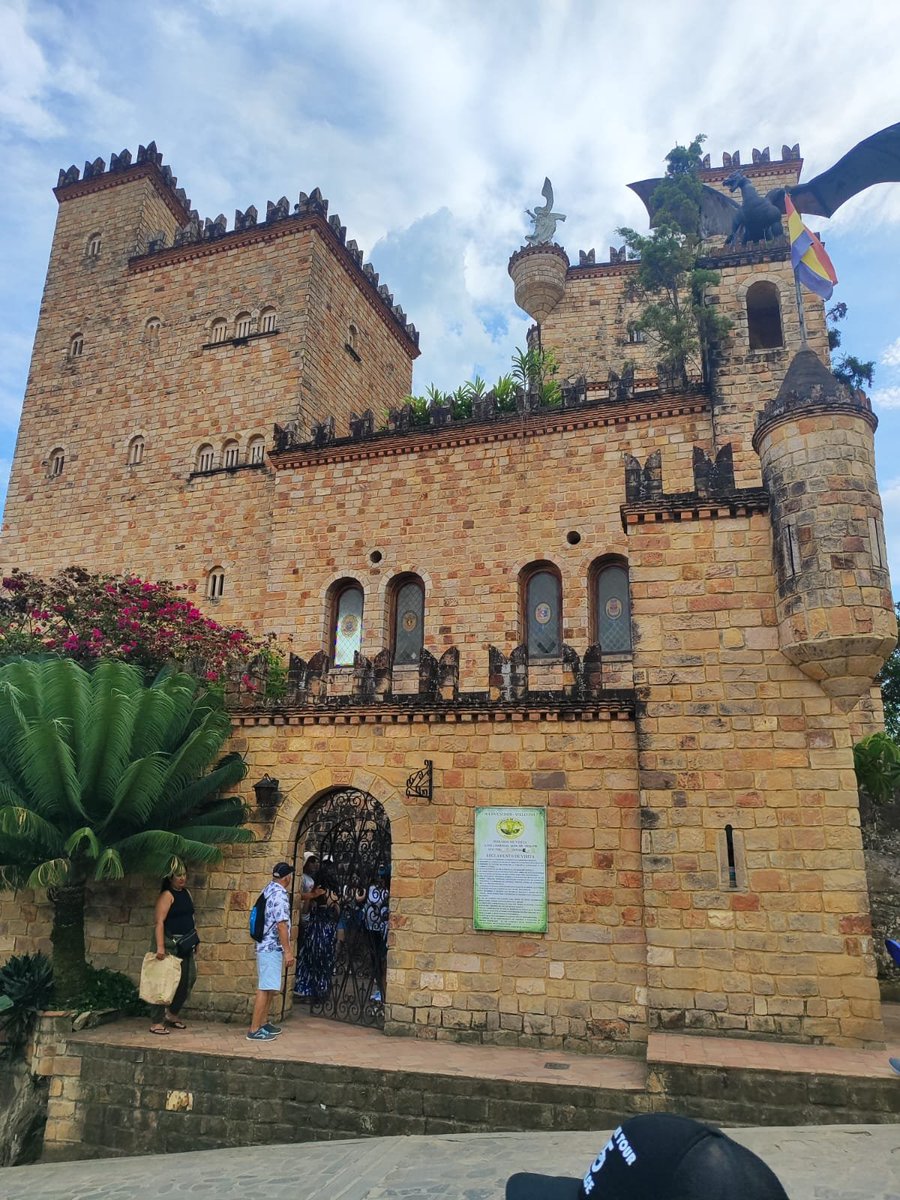 Apojema99's tweet image. Alo, que onda todo, volví de mi desaparecida y tengo que decir que estoy muy feliz :D, el mejor viaje que he hecho en mi vida, demasiadas risas y momentos inolvidables que he compartido con mis amigos, ya mucho relajo estos días, que bonito es disfrutar de la vida, gn!