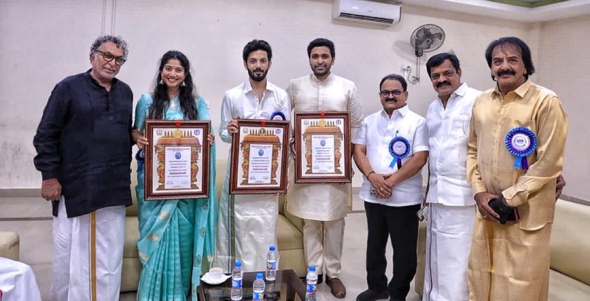 siaaprnews's tweet image. Vaazhthukkal!

#TamilNadugovernment #MKStalin | #UdhayanidhiStalin #KalaimamaniAwards | #Kalaimamani | #TamilNews 

 #NadigarSangam #ns #siaa
@actornasser @VishalKOfficial @Karthi_Offl @PoochiMurugan 
@karunaasethu 

@johnsoncinepro
