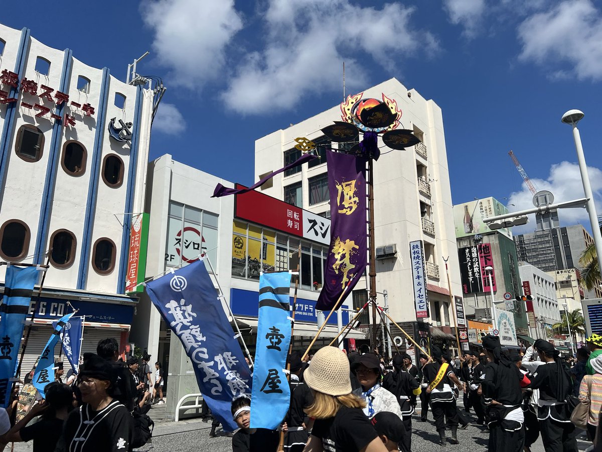 約60キロもある旗頭が宙を舞う見事な伝統行事。まさに圧巻！

琉球王国時代から続くこの行事は、一時沖縄戦で途絶えたものの、戦後に復活していまに至ります。豊作や地域の発展を祈願することに加え、首里近郊では冊封使を歓待する外交の役割もこなしてきました。

このあとは大綱引きが行われます。