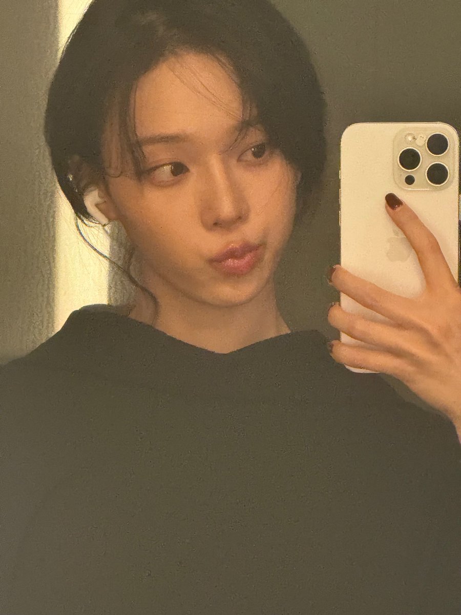 mjkmwntr's tweet image. 251012 Winter’s 💭

- 📸
- 👽💜 As expected, my aliens.
- You must have been flustered suddenly becoming aliens
- I don’t know, I like aliens, so be my aliens… 

Okay, Minjeong as you wish 😂