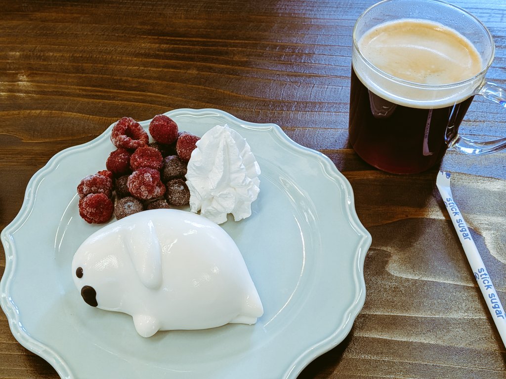 ramen__life_OGT's tweet photo. BEARScaffeにて
ごろ寝アザラシ (パンナコッタ)
コーヒー
友人と遊ぶ予定でしたが急遽用事が入ったとの事で暇になりこちらへ
アザラシが可愛い
コロンビアブレンドのコーヒーも最高でした
※写真撮影許可済み
#上山 #カフェ #BEARScaffe https://t.co/VjFSWU851t