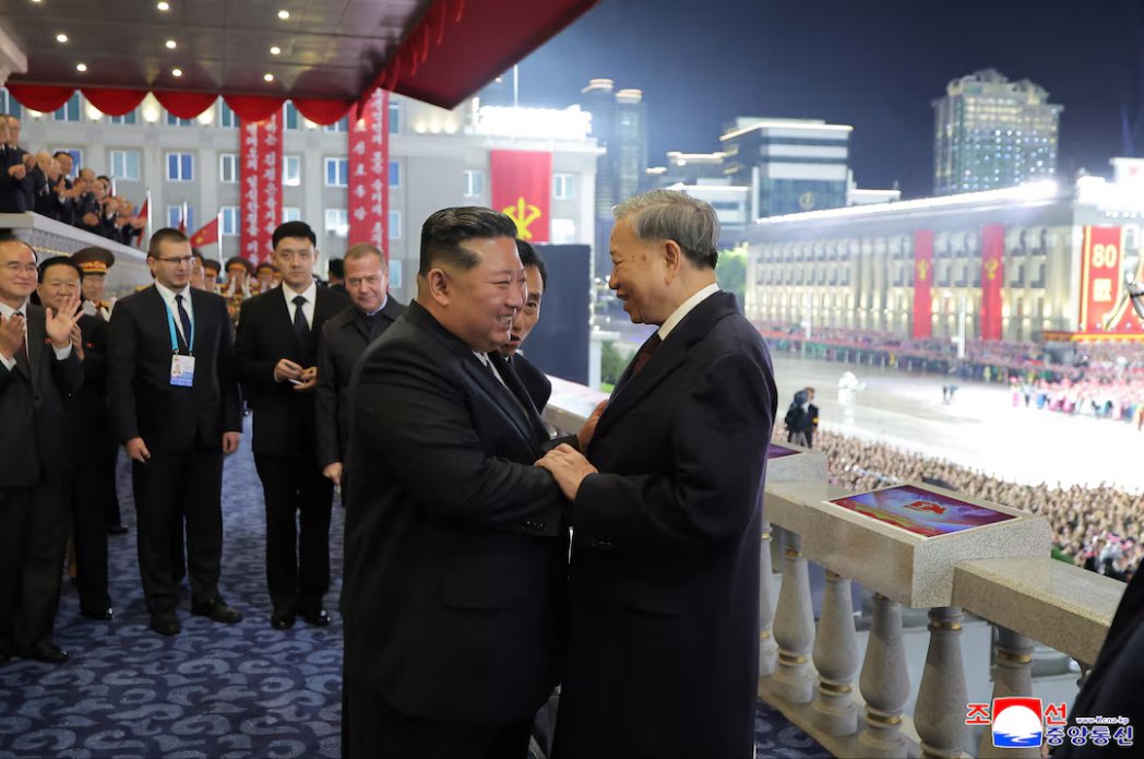 FoxHirong's tweet image. North Korea 🤝 Vietnam = नया दोस्ताना?
After flexing ICBMs at the parade, 🇰🇵 now shaking hands with 🇻🇳 on military &amp;amp; health cooperation.
Diplomatic chessboard पर नया move लग रहा है.

#NorthKorea #Vietnam #DPRK #Geopolitics #NewAlliances #IndoPacific #MilitaryTies #GlobalDiplomacy
