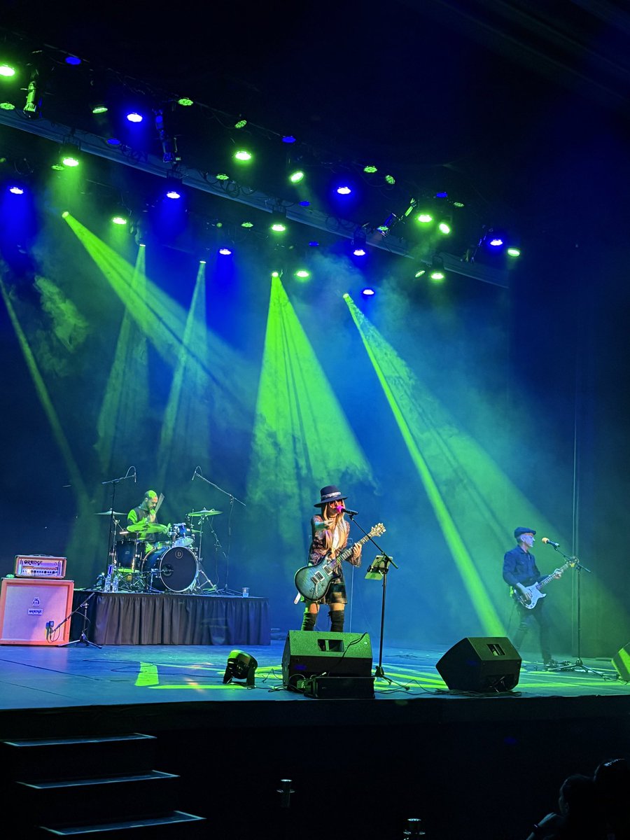 orianthi's tweet image. Thank you all for coming out tonight !! In Illinois ✨✨💥🎸🪷💜☮️