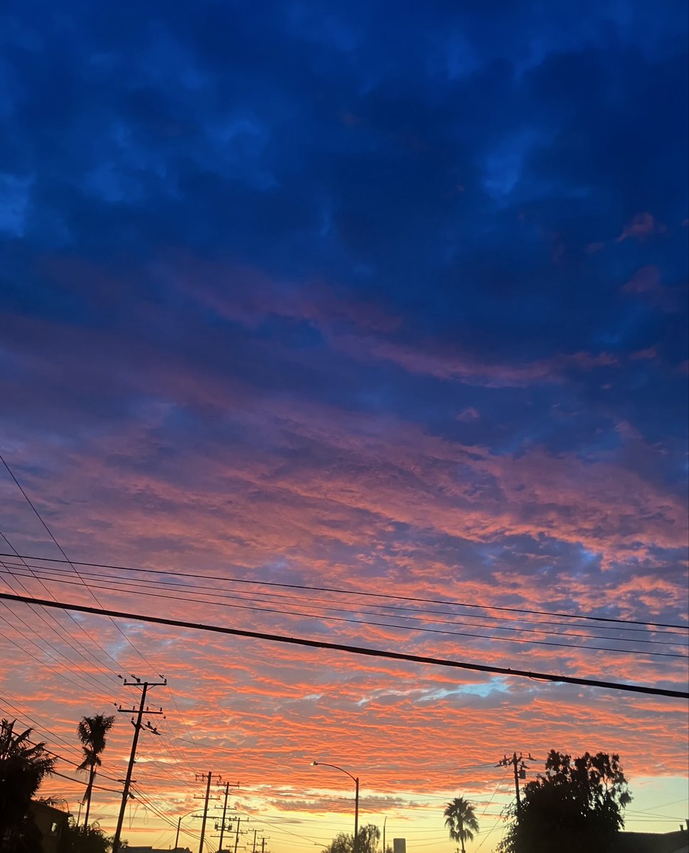 ModeratelyMused's tweet image. Not the worst day I’ve ever had I guess, nice sunset