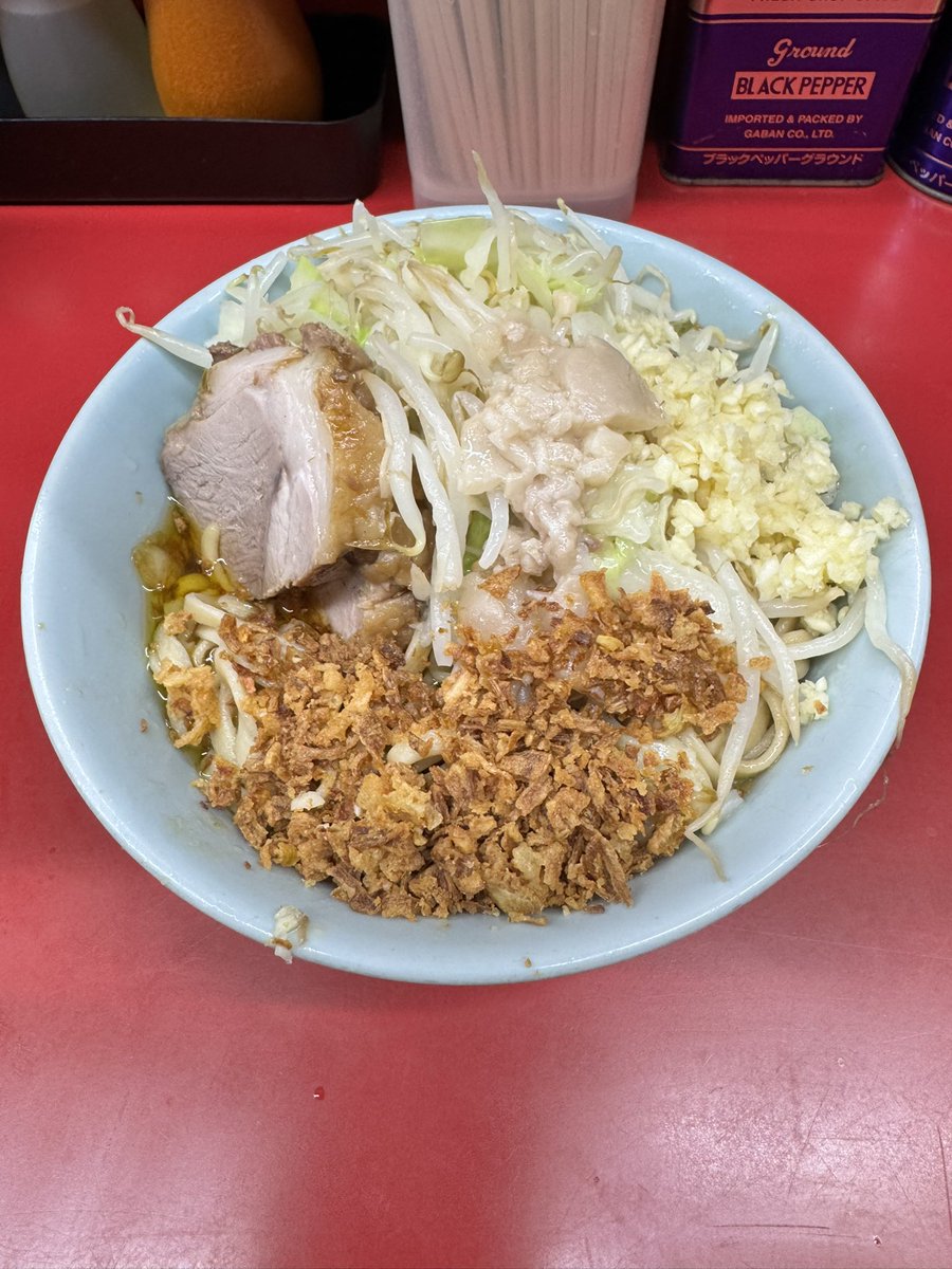 nao__919's tweet image. ラーメン二郎 中山駅前店

小ぶた2枚 ち〜たま汁なし
にんにくあぶら

今日は飲み会の前に天さん、よっしーさんとNKYMに🍜♪♪
鶏油とタレが絡んだ麺がめちゃくちゃ旨い🤤✨
スープ割りもして大満足💯⤴️⤴️
今日も最&amp;amp;高💓
めっちゃ美味しかったです!!
ご馳走様でした🙏