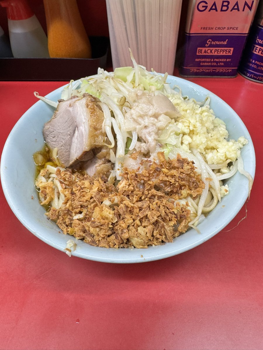 nao__919's tweet image. ラーメン二郎 中山駅前店

小ぶた2枚 ち〜たま汁なし
にんにくあぶら

今日は飲み会の前に天さん、よっしーさんとNKYMに🍜♪♪
鶏油とタレが絡んだ麺がめちゃくちゃ旨い🤤✨
スープ割りもして大満足💯⤴️⤴️
今日も最&amp;amp;高💓
めっちゃ美味しかったです!!
ご馳走様でした🙏