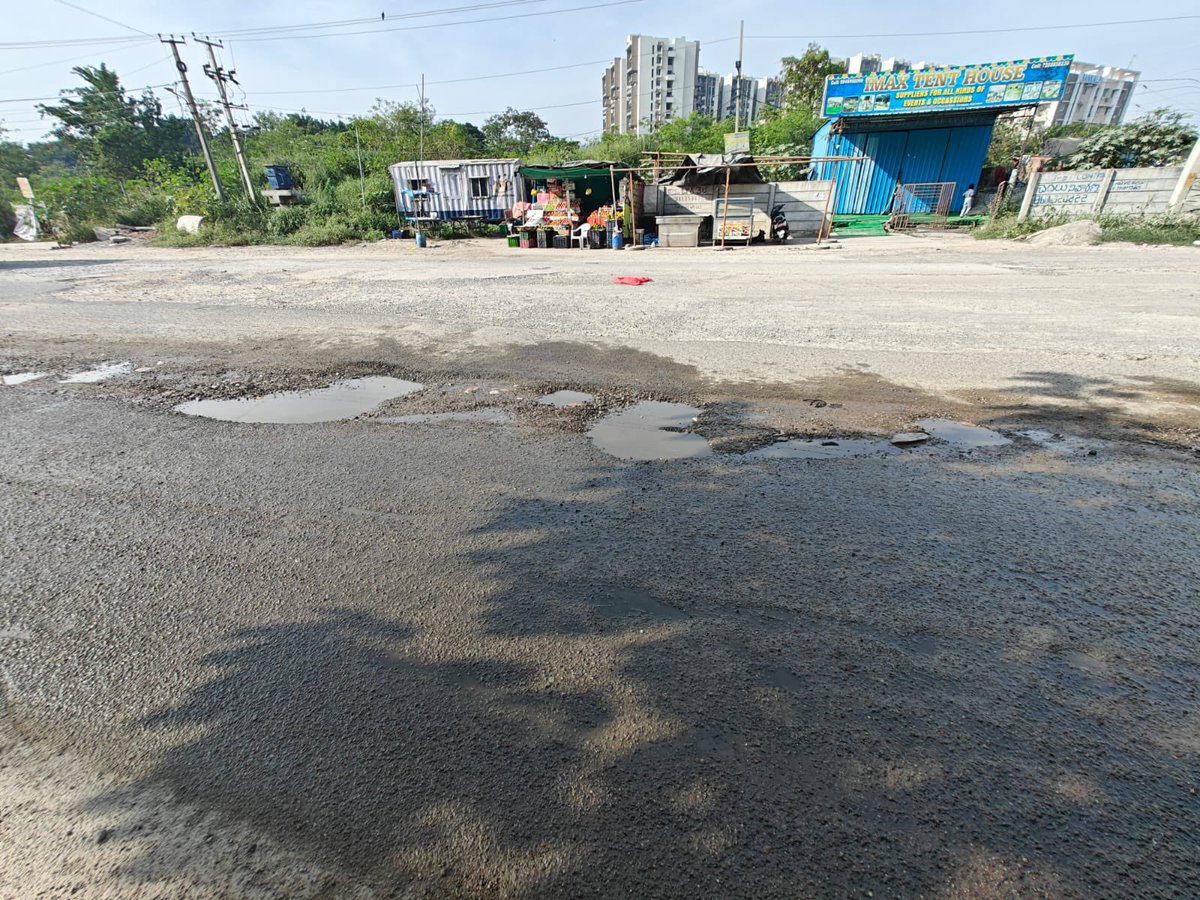 jitendrajain17's tweet image. @GHMCOnline @CommissionrGHMC @TelanganaCMO 
Extremely poor roads, no street lights at Hafeezpet near ashvita. Govt is leaving no stone unturned in proving that they are only interested in vote bank and no work. Even road towards Hafeezpet stn is full with potholes and dangerous