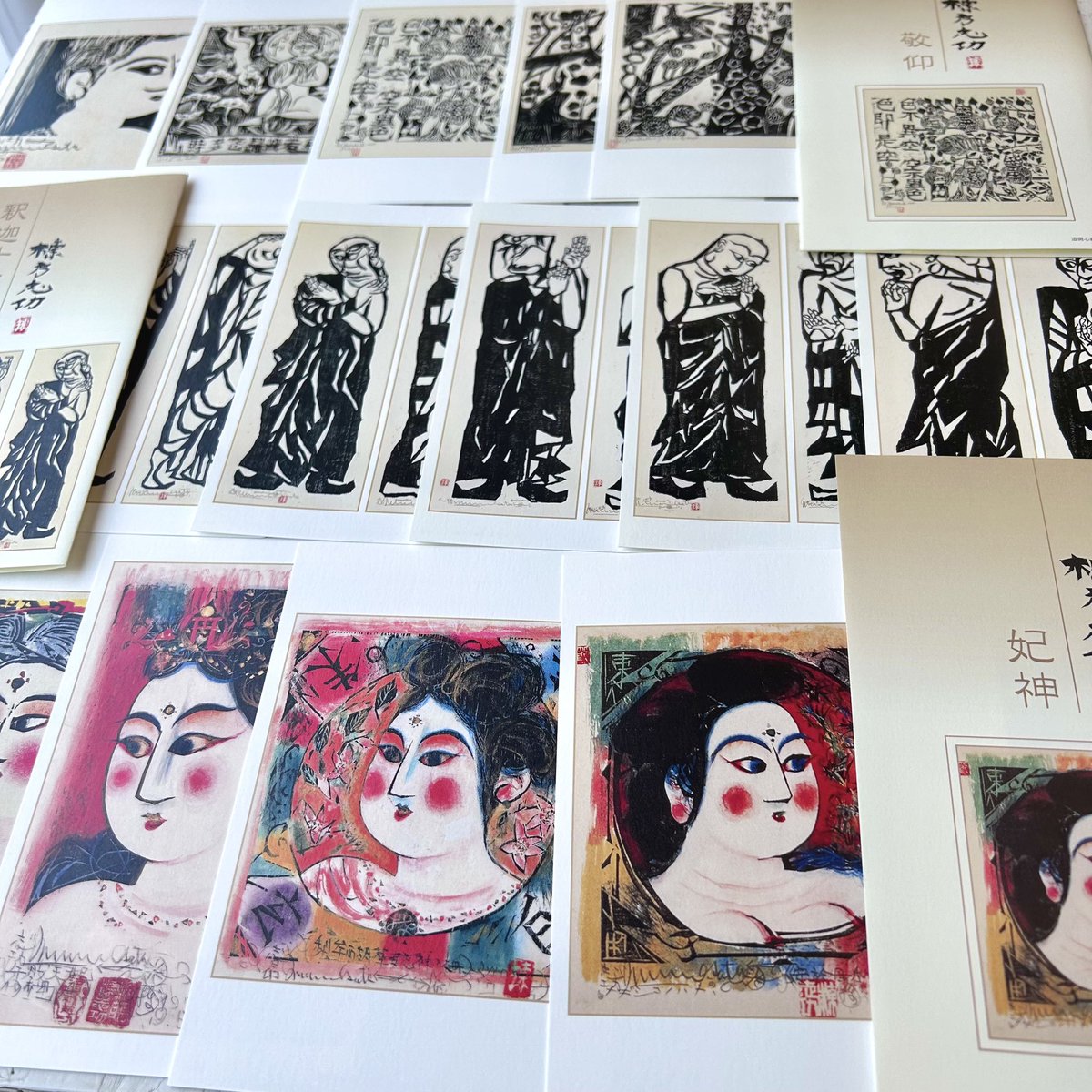 art_rectangle's tweet image. 🪑【民藝誕生100年—京都が紡いだ日常の美】9/13(土)〜12/7(日)開催🪚
「民衆的なる工芸＝民藝」という言葉が誕生して100年を迎え開催中の【民藝誕生100年—京都が紡いだ日常の美】🧺当ショップでは棟方志功の一筆箋やポストカードなどの雑貨を展開中です📃展覧会と合わせて是非お立ち寄りください🙌