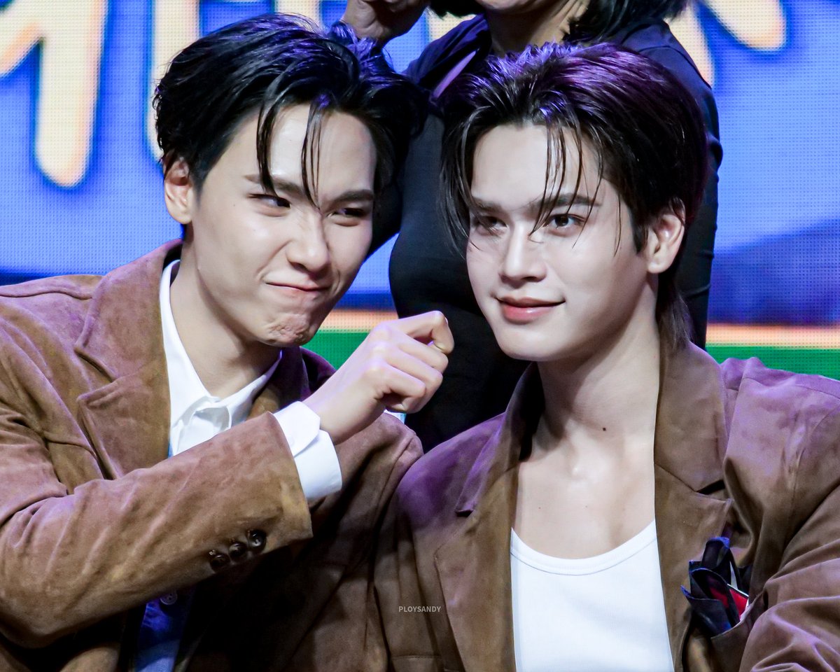 Yongyong1593's tweet image. ระหว่างทางเวียดนามอาจจะดูวุ่นวาย
“ปป บอกน้องมาร์คเหมือน (ข้าวกระเพราไก่ไข่ดาว เพราะกินได้ทุกวัน)”
“น้องมาร์คกอดคอ ปป บ้าง”
“น้องมาร์คปิดตา ทายคาง ปป เป็นพี่จูบ้าง”
สุดท้ายเขาก็รักกันเหมือนเดิม💙💛🌞🌛
#JuniorMark #juniorrs #Markjrtn
#Perfect10LinersFMinVietnam