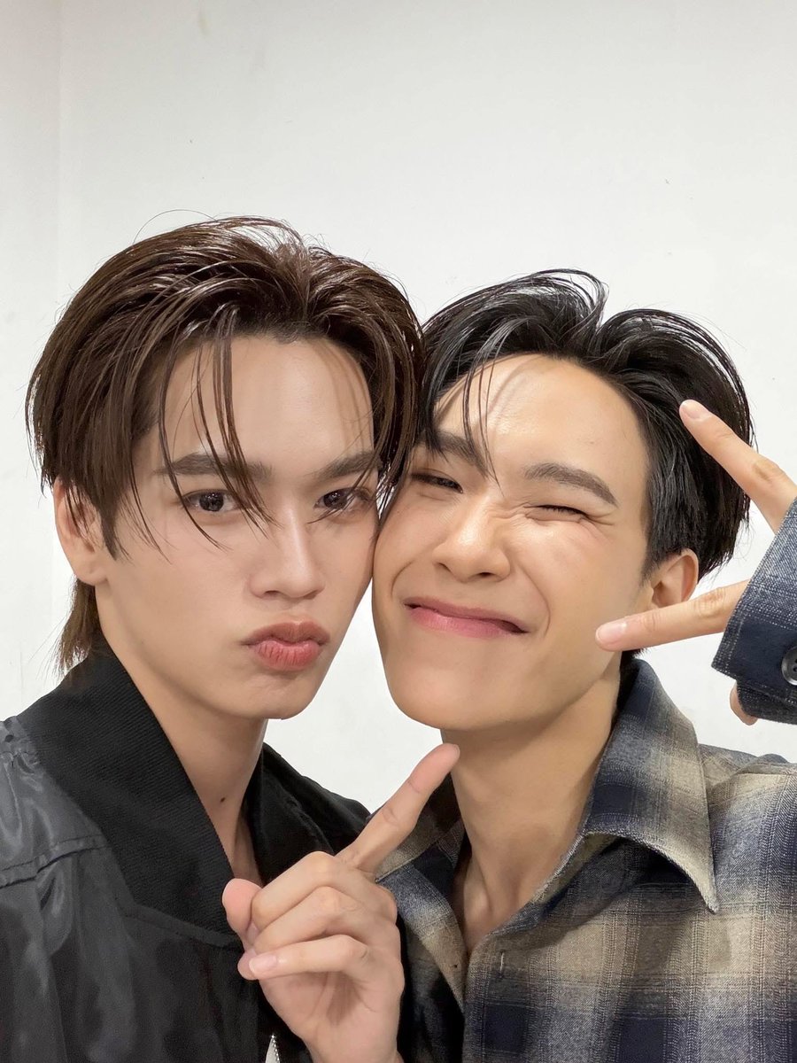Yongyong1593's tweet image. ระหว่างทางเวียดนามอาจจะดูวุ่นวาย
“ปป บอกน้องมาร์คเหมือน (ข้าวกระเพราไก่ไข่ดาว เพราะกินได้ทุกวัน)”
“น้องมาร์คกอดคอ ปป บ้าง”
“น้องมาร์คปิดตา ทายคาง ปป เป็นพี่จูบ้าง”
สุดท้ายเขาก็รักกันเหมือนเดิม💙💛🌞🌛
#JuniorMark #juniorrs #Markjrtn
#Perfect10LinersFMinVietnam