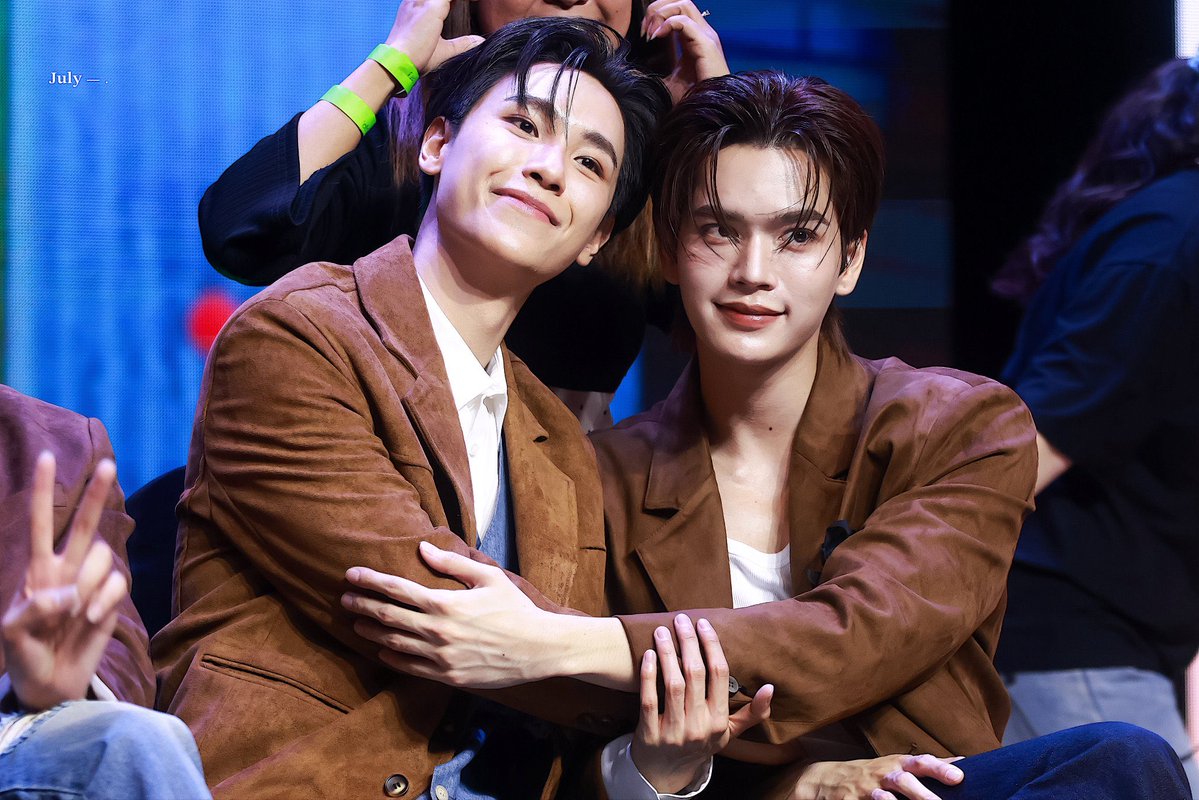 Yongyong1593's tweet image. ระหว่างทางเวียดนามอาจจะดูวุ่นวาย
“ปป บอกน้องมาร์คเหมือน (ข้าวกระเพราไก่ไข่ดาว เพราะกินได้ทุกวัน)”
“น้องมาร์คกอดคอ ปป บ้าง”
“น้องมาร์คปิดตา ทายคาง ปป เป็นพี่จูบ้าง”
สุดท้ายเขาก็รักกันเหมือนเดิม💙💛🌞🌛
#JuniorMark #juniorrs #Markjrtn
#Perfect10LinersFMinVietnam