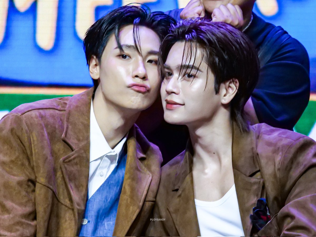 Yongyong1593's tweet image. ระหว่างทางเวียดนามอาจจะดูวุ่นวาย
“ปป บอกน้องมาร์คเหมือน (ข้าวกระเพราไก่ไข่ดาว เพราะกินได้ทุกวัน)”
“น้องมาร์คกอดคอ ปป บ้าง”
“น้องมาร์คปิดตา ทายคาง ปป เป็นพี่จูบ้าง”
สุดท้ายเขาก็รักกันเหมือนเดิม💙💛🌞🌛
#JuniorMark #juniorrs #Markjrtn
#Perfect10LinersFMinVietnam