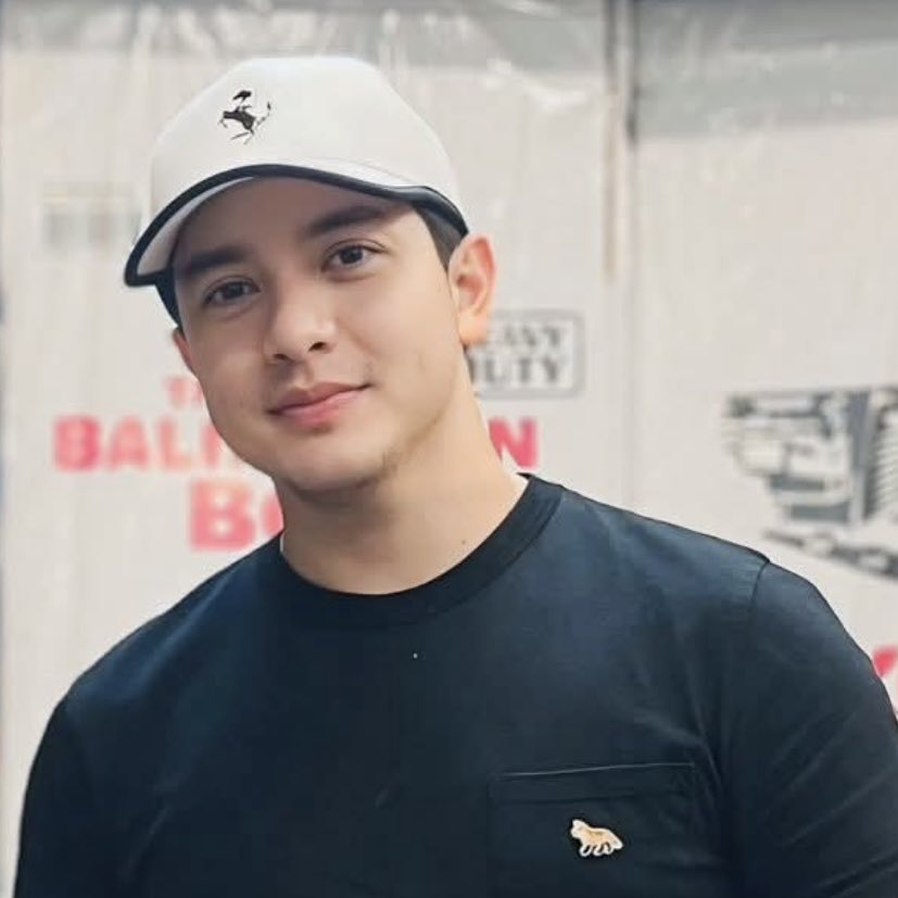 bluehea71491450's tweet photo. may gwapo na spotted sa UP town kahapon.

#AldenRichards
@aldenrichards02 

ctto: The Triple Hogs vlog fb. https://t.co/M1JC3CkrAY