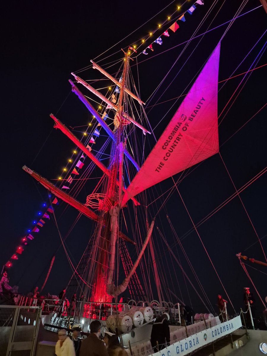 Un placer haber asistido esta noche a la recepción ofrecida en el buque escuela de Colombia ARC Gloria en el puerto de San Francisco. 🇨🇴🇪🇸🇺🇲