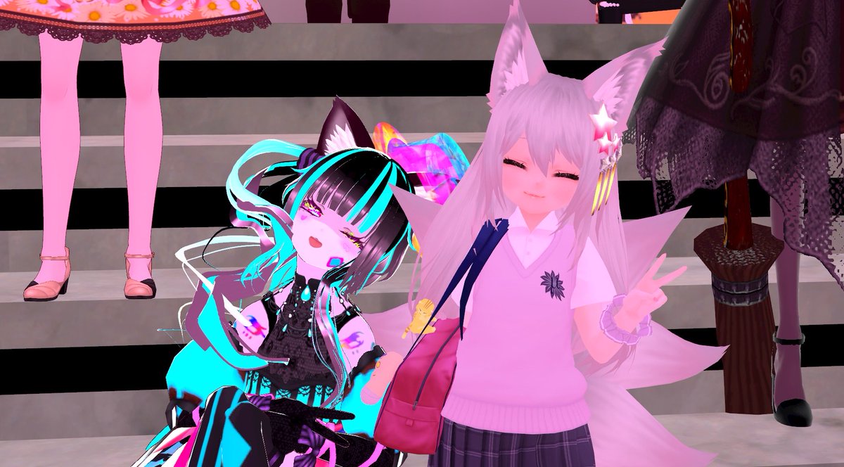 cha_chako's tweet photo. 昨晩のハロウィンパーティー、フィズさんを応援に🤭
FEZの民で見守ります💕
脈略なくはじまるVAuMさんとのツーショ✨
集合写真、ありがと〜おつかれさま！
 #DJ #HALLOWEEN #音楽 #clusterdimension #cluster https://t.co/uMyUPCyKcJ