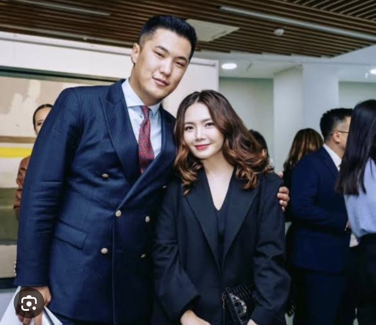 Hero Баатрын экс эхнэр Ундралын одоогийн нөхөр Даваадорж Эрдэнс Оюу-Толгойд нэг хэсэг ажиллаж бсан ! Арай тэр үедээ 7 тэрбумын гэрээг хийсийн биш бгаа ‼️ Би хардах эрхтэй !!Салсан нийлсэн авгай нөхөр эксүүд нийлж Улсын мөнгө завшсэн юм бишүү!! Шалгах ёстой шүү‼️