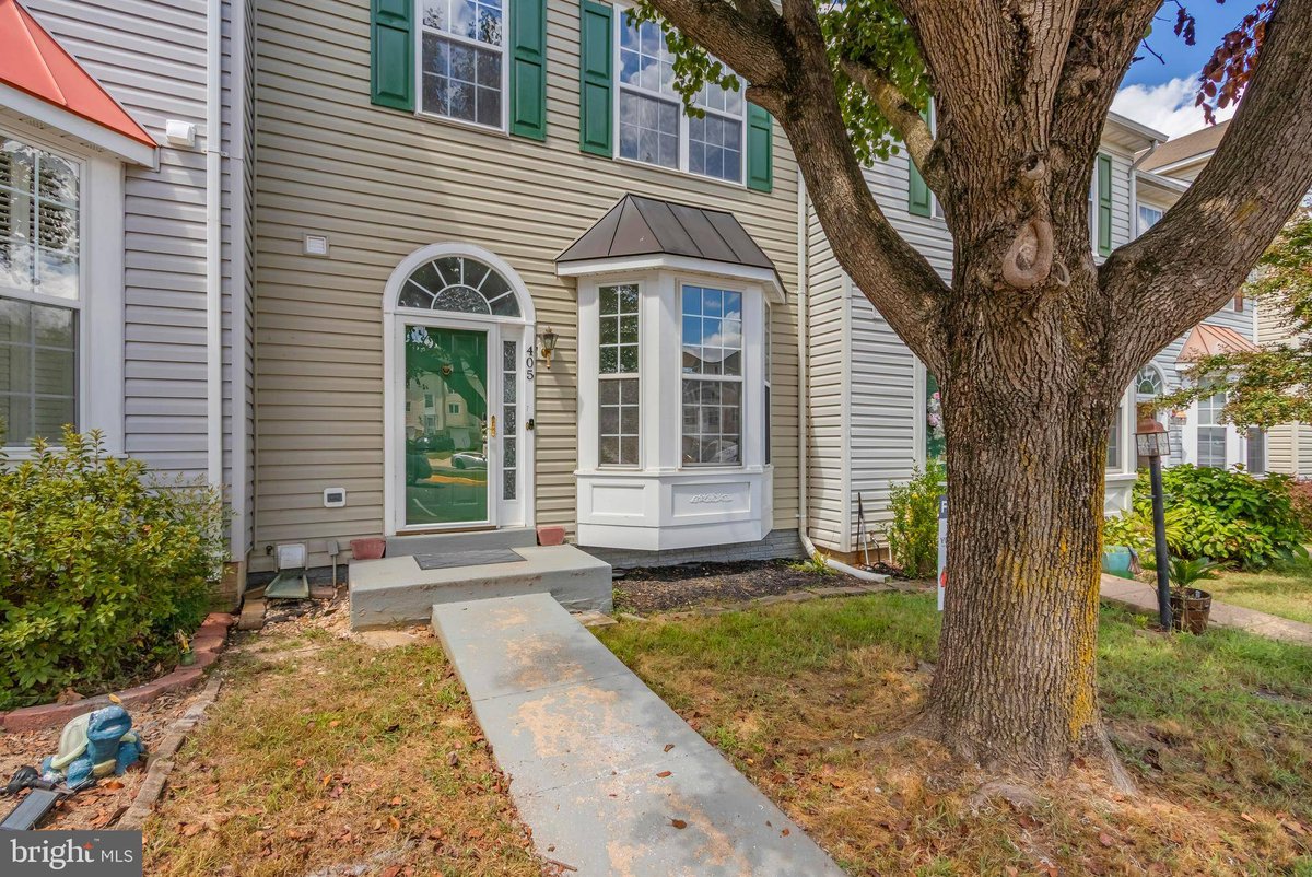Redladykadi's tweet photo. 🏡 405 HATCHERS RUN CT is waiting on you!
2 living areas, a dining room, &amp; a deck w/wooded views—plus a bonus room for your office/nursery. Motivated Seller!

Take a peek:https://t.co/tVmAHHc4mn

#TRLKT #dmvrealtor #StaffordLiving #HomeSweetHome #ForSaleVA #MoveInReady https://t.co/Z7msJ5gajm
