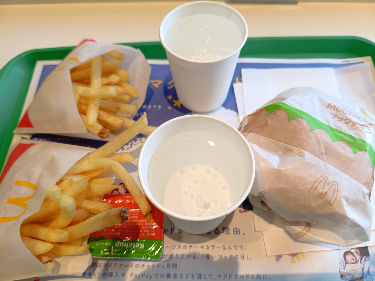 LuciaRushia's tweet image. お昼が決まらなくてここで食べることにしたー！🍔🍟
#愛知県　#名古屋　#名古屋市　#マック　#栄　#VTuber