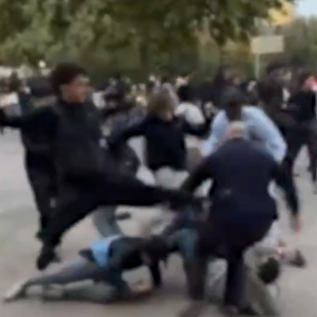 gauchecaca's tweet image. À Paris, un concert gratuit du groupe de rap L2B a tourné à l&apos;émeute. Pas étonnant, en France tout tourne à l&apos;émeute. Alors lorsque vous donnez un concert gratuit d&apos;un style musical qui n&apos;attire pas vraiment ce qu&apos;on peut appeler le haut du panier, c&apos;est couru d&apos;avance.
C&apos;est…