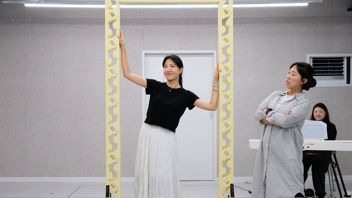 onename_2025's tweet photo. 👑x🍎 #정다예배우

📷연습실 현장 스케치 1탄_개인컷.zip
첫공까지 D-6!

-
𝗧𝗶𝘁𝗹𝗲 뮤지컬 <원스 어폰 어 네임> 쇼케이스
𝗗𝗮𝘁𝗲 2025. 10. 18(토)-19(일) [2일 3회]
𝗧𝗵𝗲𝗮𝘁𝗲𝗿 대학로 한예극장(서울 종로구)

✉ 공연문의
: 인스타그램(@one.name_2025)

#뮤지컬원스어폰어네임 #한예극장 https://t.co/Jdg9fxo4WW