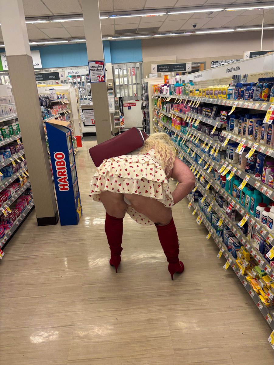 Why do they always put what I’m looking for on the bottom shelf? #hotwife #bbw #sharedwife #cumslut #cuckold #fwb