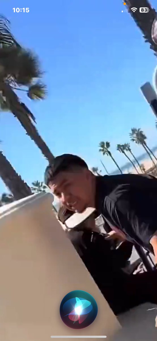 FromCalifornia6's tweet image. VIDEO ABOVE IS REAL CLOSE. Imagine this guy right underneath  #helicopter #crash #HuntingtonBeach #carsncopters @carsncopters