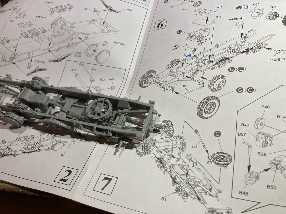 ドラゴン 1/35 SdKfz7/2制作

この、工程6とか7あたりを組んでいるわけなんですが……かつてこれほどわかりにくく、不親切な組み立て説明書があったでしょうか(笑)
どこにどう組み付けるのか、さっぱりわからないので、現物を合わせつつ「解読」するしかなかった。立体パズルだと思えば……ってか。