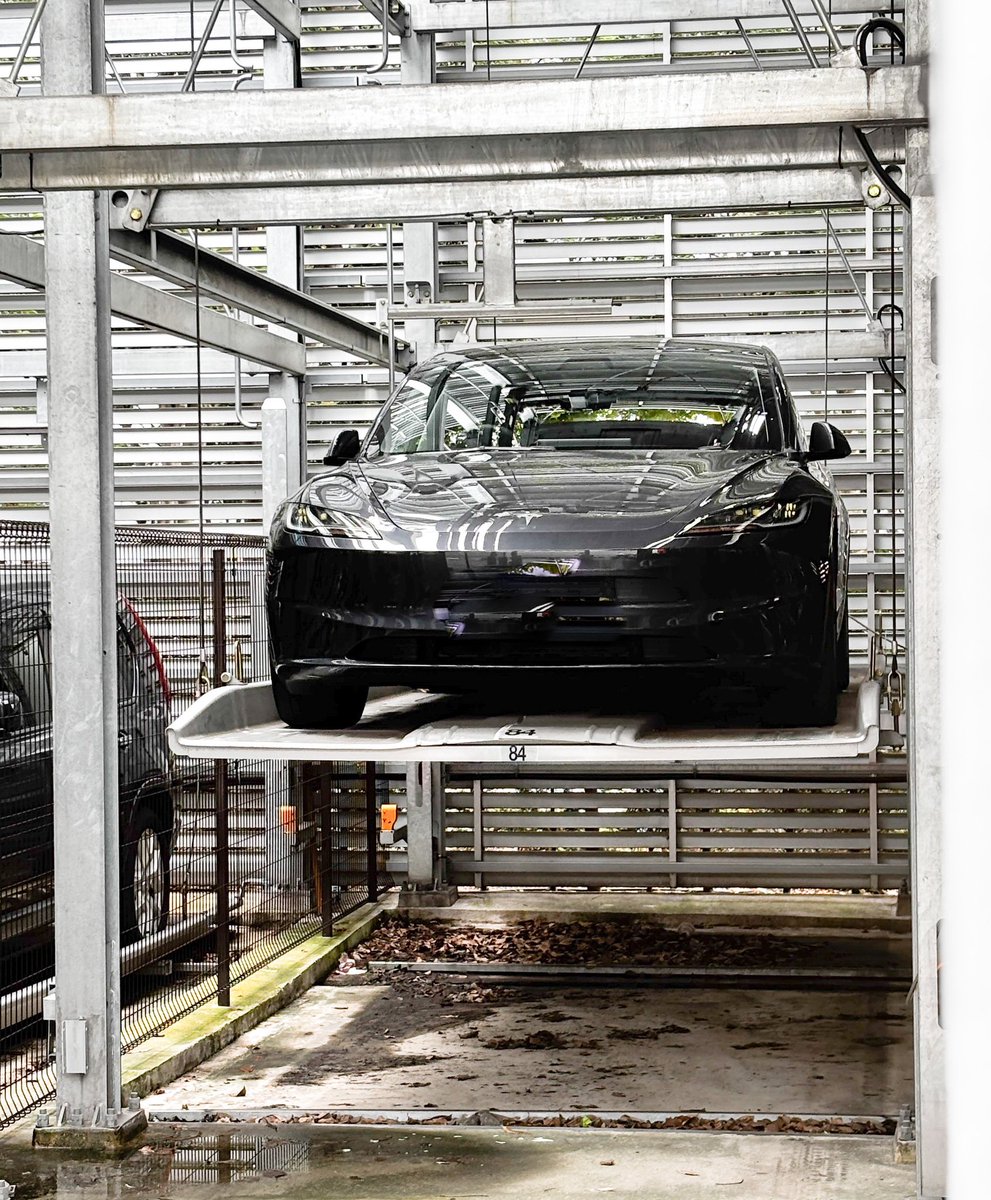 taktsla's tweet image. 都内の大抵の機械式駐車場に入るサイズなのも、モデル3を買って良かったと思えるところ。駐車場で自分の車を迎えるたびに惚れ直す、そんな感じ。

#tesla
#model3
#citylife
