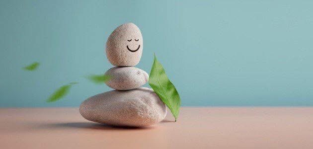 هناك جراح لا نراها ولكنها تصنع في داخلنا بساتين من الصبر
هناك انكسارات تنحت أرواحنا لتصبح أوسع صدرًا وأعمق رؤية
هناك خيبات تعلمنا أن نميّز بين العابر والدائم وبين من يطرق بابنا حبًّا ومن يطرق مصلحة
هناك أيادٍ لا تُمسك بنا جسدًا ولكنها ترفعنا بكلمة بدعوة صادقة بابتسامة من بعيد