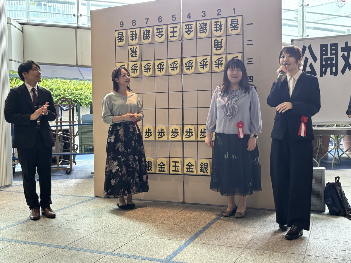 tokai_okushige's tweet image. 10/12 名古屋市のオアシス21で中澤女流二段と今井女流初段による公開対局。対局者、解説、記録と杉本一門しばり(^^)