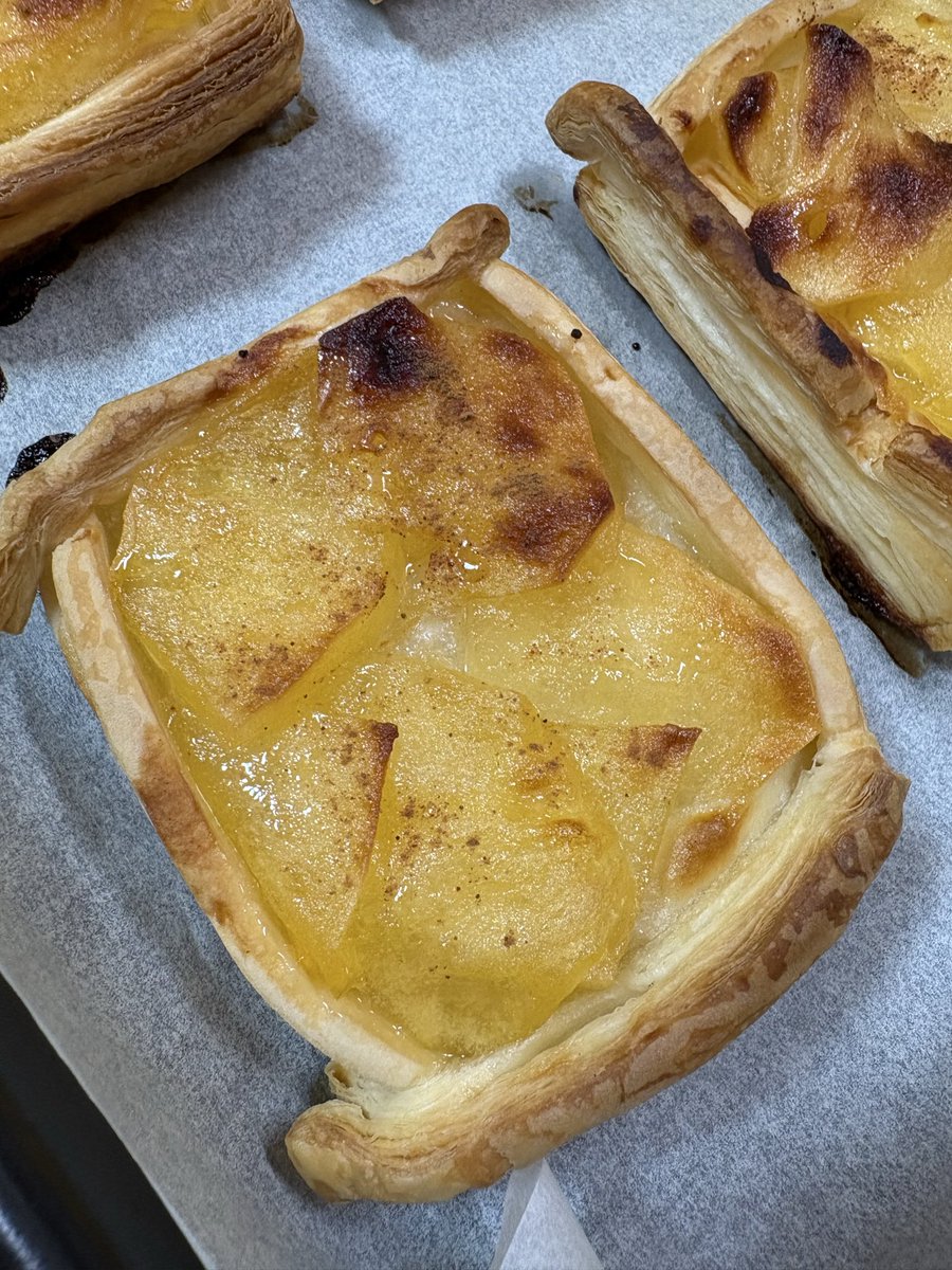 kinseiken_jp's tweet image. 芳醇な香りが特徴のシナノドルチェでアップルパイを焼きました。
加熱の工程が入る度に「あぁ!せっかくの香りが飛んでいく!勿体無い!」と胸が苦しくなりましたが、他のリンゴでは出せない繊細な味わいになり夢中で齧り付きました。
背徳的な行為が隠し味になるのもお菓子の醍醐味です。