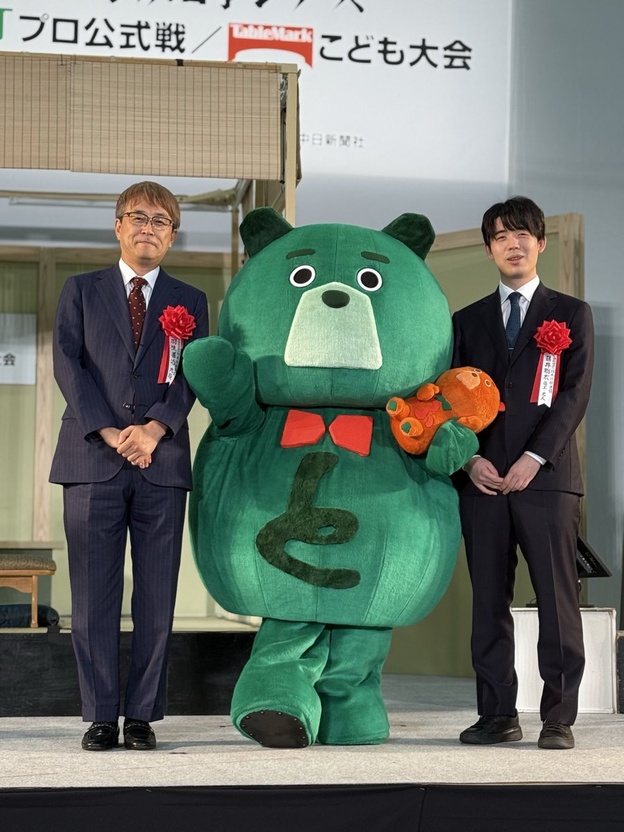 jt_shogi's tweet image. 本日の #JT杯 対局者 #藤井聡太 竜王・名人と #羽生善治 九段の壇上挨拶と揮毫の様子はこちら✨
 
こちらの盤駒は、
この後の封じ手休憩中に行われるABEMAクイズキャンペーンの賞品となります🎶

皆さんのご応募をお待ちしております🙏
ABEMAのご視聴はこちら↓
jti.co.jp/culture/shogi/…