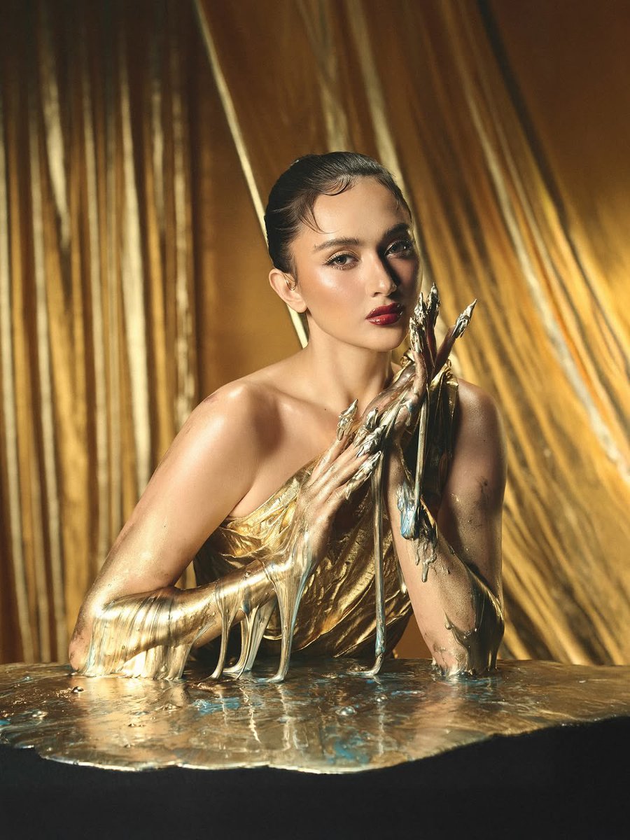 PageantPH's tweet image. DRIPPING IN GOLD ✨💫💛

Photo: bjpascual
Make up: antheabueno
Hair: jayaquino_
Stylist: ajalberto
Associate Stylist: iancovinarao
Gown: jobdacon
Set design: justine_arcegabumanlag
Creative Director: eldsmejia
Special thanks to therealhalleyali

#AHTI5A #AhtisaManalo