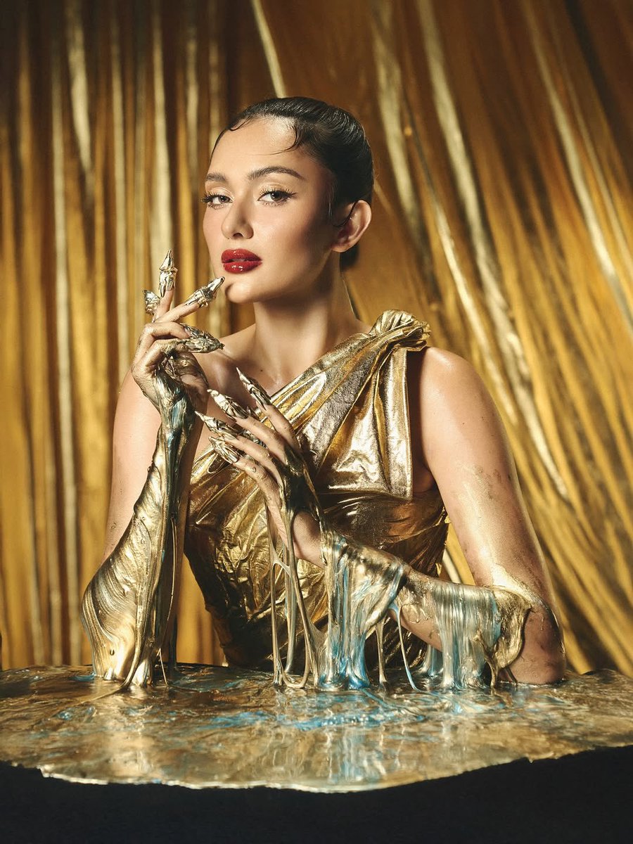 PageantPH's tweet image. DRIPPING IN GOLD ✨💫💛

Photo: bjpascual
Make up: antheabueno
Hair: jayaquino_
Stylist: ajalberto
Associate Stylist: iancovinarao
Gown: jobdacon
Set design: justine_arcegabumanlag
Creative Director: eldsmejia
Special thanks to therealhalleyali

#AHTI5A #AhtisaManalo