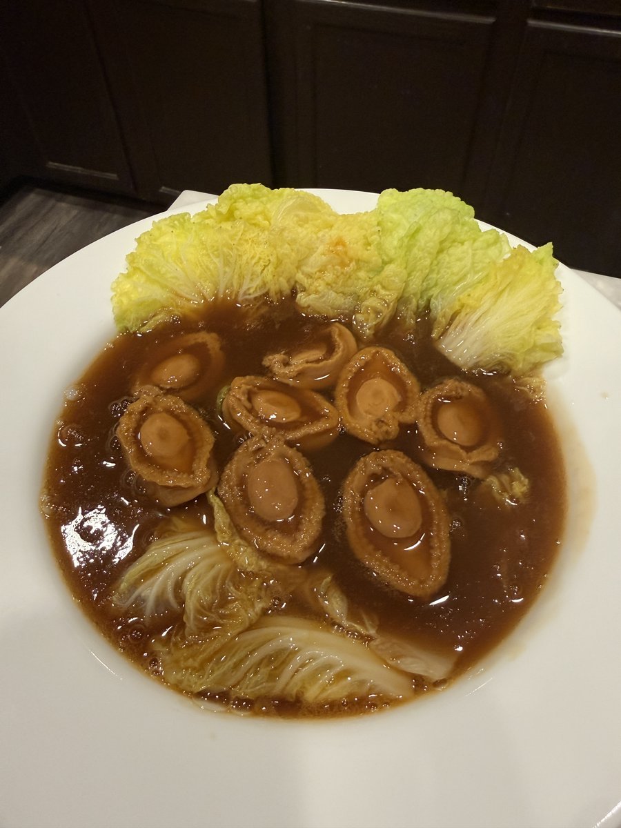 很久沒冒泡了。上個星期一收到升遷通知（升官不發財）。週末用最一顆新鮮白菜+罐裝鮑魚和太太低調慶祝一下。