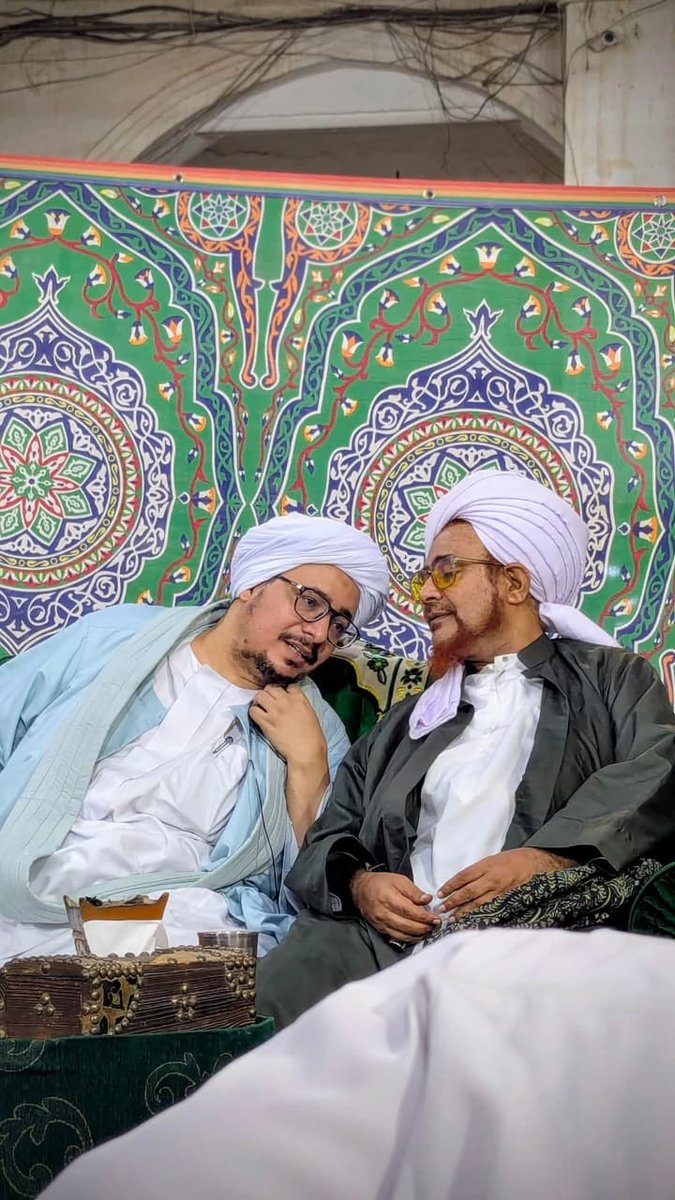 قال العلامة الحبيب عمر بن حفيظ ؛ تفقد نفسك، إن كان يحوم في قلبك أن لك الأفضلية على الغير فاعلم أنك لم تأخذ أول خطوات السير

"Periksa hatimu. Jika kau masih merasa lebih baik dari orang lain, ketahuilah kau belum melangkah sejengkal pun menuju Allah."