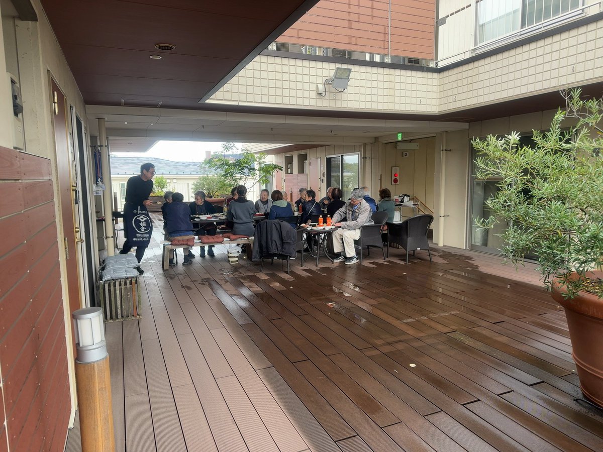 Eye214a6's tweet photo. 雨の中でしたが、昨日は恒例のスクエアコート内の交流会ありがとうございました🙇‍♀️

色々用意して準備して楽しい会を開催してくださり住者の皆さんも本当に喜んでいます😊✨

皆さんとお顔を合わせられる貴重な機会をありがとうございます🙇‍♀️✨ https://t.co/6gKlohIO05