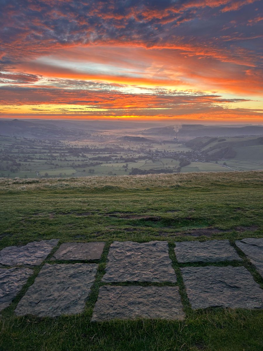 anna__bella_k's tweet image. A stunning sunrise yesterday morning on Mam Tor. Definitely glad I got out of bed for this one!

#sunrise #peakdistrict #landscape